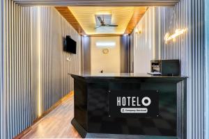 Una habitación de hotel con un mostrador con un cartel. en Super Hotel O Dehradun Central Railway Junction Formerly Bhagwan Guest House, en Dehradun