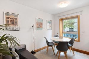 マトジニョシュにあるMary Houseのテーブルと椅子のあるリビングルーム