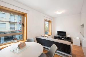 マトジニョシュにあるMary Houseのテーブルと窓のあるリビングルーム