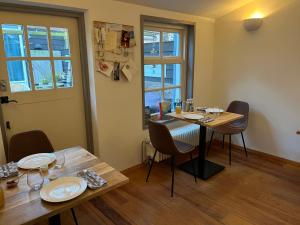 a dining room with a table and chairs and a door at B&B Zee van Tijd Domburg in Domburg