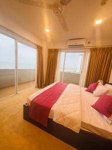 Postel nebo postele na pokoji v ubytování Ocean Front View Luxury Seascape by Andrew Marian IT Company