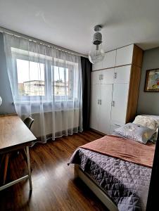 una camera da letto con un letto e una finestra di Dom w Kryspinowie a Kryspinow