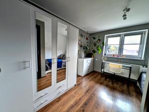 una stanza con una camera da letto con un letto e una finestra di Dom w Kryspinowie a Kryspinow Altre 10 foto