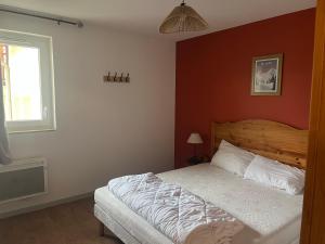 une chambre avec un lit et une fenêtre dans l'établissement l'OursBlanc, à Les Deux Alpes 7 autres photos