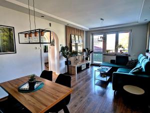 un soggiorno con un tavolo e un divano di Dom w Kryspinowie a Kryspinow