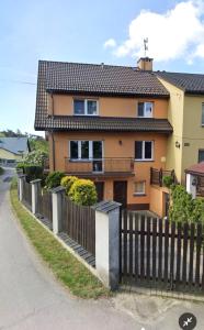 una casa con una recinzione davanti di Dom w Kryspinowie a Kryspinow