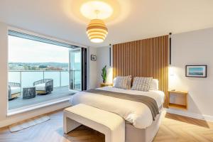 シャンクリンにある5 Bed in Shanklin oc-s33401の大きなベッドと大きな窓のある寝室 +44枚の写真