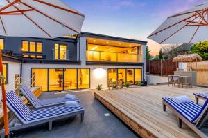 シャンクリンにある5 Bed in Shanklin oc-s33401のデッキ(椅子2脚、パラソル付)が備わる家