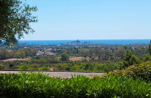 vista sulla città da una collina con binario ferroviario di Villa Erika Is Molas mare golf a Pula