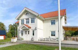 a white house with a picnic table in a yard at Lev ut din Gårdsdröm! in Svängsta
