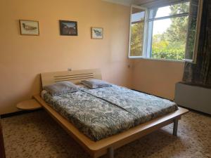 Ένα ή περισσότερα κρεβάτια σε δωμάτιο στο Maison confortable avec grand jardin