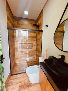 une salle de bains avec douche, toilettes et lavabo dans l'établissement Espaço LUHNA - Piscina - AR - Sauna Privativa, à Limeira
