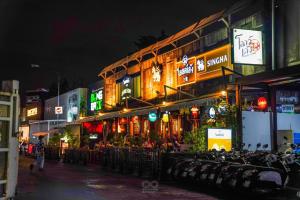 バンコクにあるMaitria Hotel Rama 9 Bangkok - A Chatrium Collectionのたくさんの建物が並ぶ夜の街路