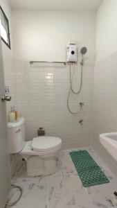 a bathroom with a toilet and a sink and a shower at ทุ่งเศรษฐีโฮมสเตย์แอนด์คาเฟ่ in Chiang Dao