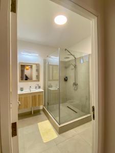 Et badeværelse på Summit & Sea Penthouse