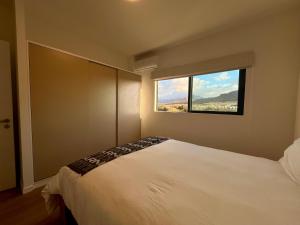 En eller flere senge i et værelse på Summit & Sea Penthouse