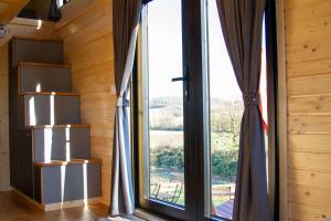 ein Zimmer mit einem großen Fenster mit Aussicht in der Unterkunft Mighty Fins Retreat X by Tiny Away in Escazeaux