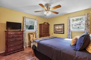 een slaapkamer met een bed en een plafondventilator bij Pennington Place Lookout Mtn in Rising Fawn