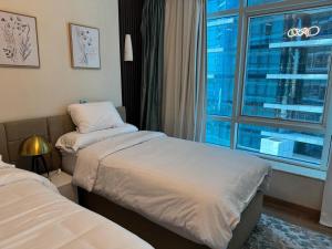 une chambre d'hôtel avec deux lits et une fenêtre dans l'établissement شقة فندقية كورنيش المعادي تاور ريزدنت 5, au Caire 20 autres photos