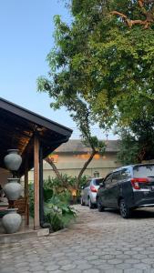 een parkeerplaats met auto's geparkeerd voor een gebouw bij Manta Rooms in Sentool