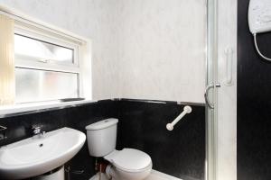 ミドルズブラにあるRio Apartmentsのトイレと洗面台のあるバスルーム