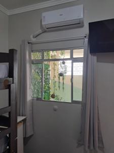 TV a/nebo společenská místnost v ubytování Quarto 2 aeroporto