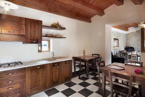 Kuchyň nebo kuchyňský kout v ubytování Agriturismo Il Melograno