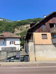 アパートメントから撮影された、または一般的な山の景色