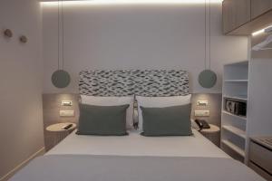 Un dormitorio con una cama grande con dos almohadas. en MIM Mallorca Member of Melia Collection, en Sa Coma