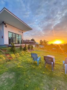 twee banken en een tafel voor een huis bij Seaview phuwamin in Phra Ae beach