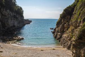a view of the ocean from a rocky beach at Relais Regina Giovanna in Sorrento