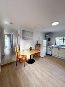 uma cozinha e sala de jantar com mesa e cadeiras em Charlestown Central Back Unit 2 Beds & Kitchenette em Charlestown