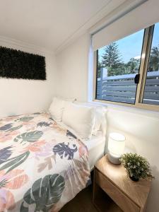 um quarto com uma cama e uma janela em Charlestown Central Back Unit 2 Beds & Kitchenette em Charlestown