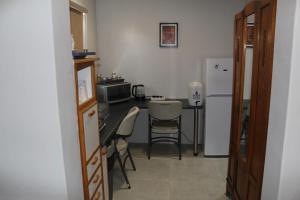 Nhà bếp/bếp nhỏ tại Lion of Judah +12 ảnh