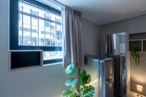 una cocina con nevera y ventana en Loft Ticinese with Wi-Fi and Netlfix, en Milán