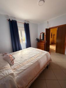 にあるVilla Capital Mountainviewのベッドルーム1室(青いカーテン付きの大型ベッド1台付) +32枚の写真