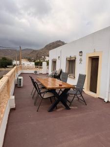 にあるVilla Capital Mountainviewのパティオにある木製のテーブルと椅子