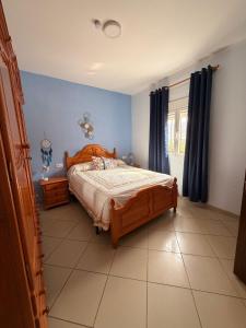 にあるVilla Capital Mountainviewの青い壁のベッドルーム1室