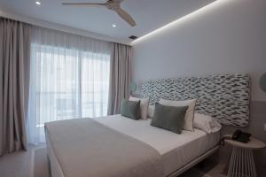 Un dormitorio con una cama grande y una ventana en MIM Mallorca Member of Melia Collection, en Sa Coma 33 fotos más