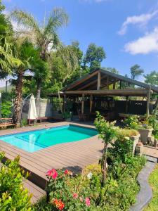 ein Haus mit einem Pool und einer Holzterrasse in der Unterkunft Rose Cottage in Pretoria