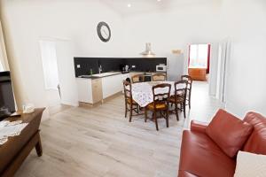 Η κουζίνα ή μικρή κουζίνα στο Gîte de la Tour