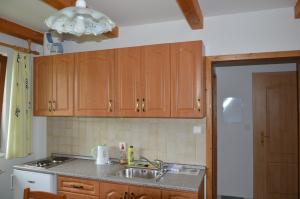 Una cocina o kitchenette en Apartmány U Vaců