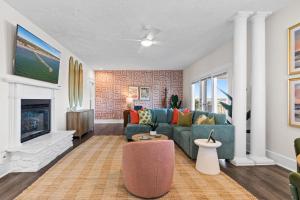 Χώρος καθιστικού στο LayLow - Hot Tub, Arcade & Golf