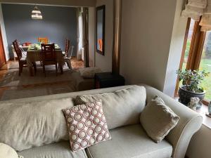 a living room with a couch and a dining room at Casa full amoblada a pasos Jumbo Los Pablos in Temuco +6 photos