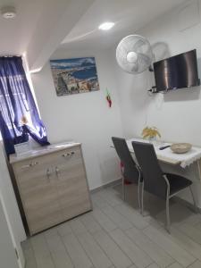 ナポリにあるLa Dimora Di Brunaのキッチン(テーブル、椅子2脚、シンク付)