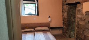 PontiCasa Greta - Ca di Patio的一间带床的卧室，位于一间有窗户的房间里