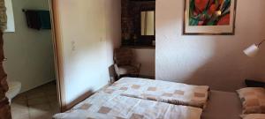 PontiCasa Greta - Ca di Patio的卧室里有一张床、一把椅子和一面镜子