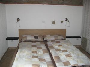 PontiCasa Greta - Ca di Patio的卧室内的一张床位,配有两个枕头 更多18张照片