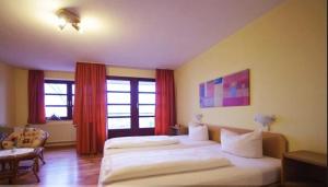 a hotel room with two beds and a table at Hotel an der Hörn in Kiel