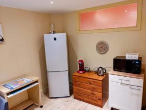 Kuchyň nebo kuchyňský kout v ubytování Modern half-basement 1BR near Montgomery & VUB